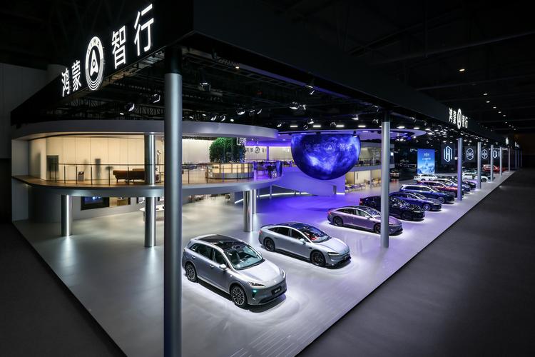 如今鸿蒙智行五界齐聚,今年成都车展上的鸿蒙智行展台那可是热闹非凡!
